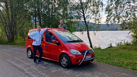 Matka Suomesta Ruotsin kautta Norjaan taittui reissua varten ostetulla autolla. Kuvassa mukana Rasmus Rantanen (oik.) ja Eemil Tuominen (edessä).