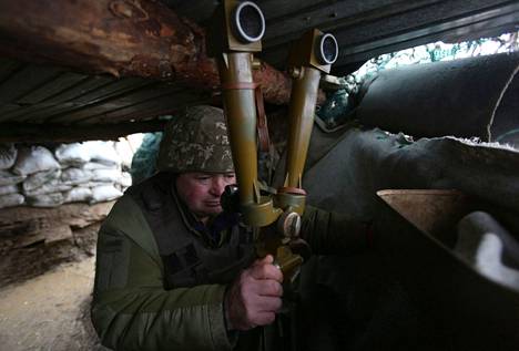 Ukraina on käynyt vuodesta 2014 lähtien sotaa Venäjän tukemia kapinallisia vastaan Itä-Ukrainassa. Ukrainalaissotilas vehti bunkkerissa etulinjaa Luhanskin alueella alkuviikosta.