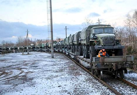 Venäläiskalustoa on saapunut Valko-Venäjälle junalasteittain.
