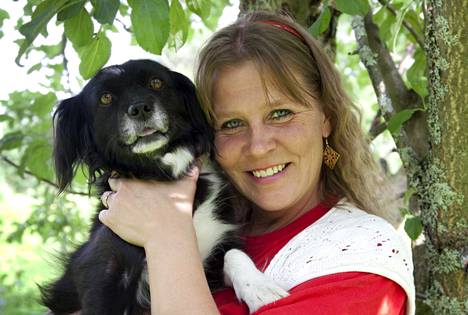 Kerstin Campoy (silloinen Duffy) koiransa kanssa kesällä 2009. Campoy asui elämänsä loppuun asti Keski-Suomen Jämsässä.