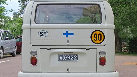 Viidenkympin laskun aiheuttanut katsastusepisodi koski kuvan keltaista nopeustarraa joka asennettiin Vänskän Volkswageniin alkujaan toukokuussa 1971 – silloisen lain määräämänä.