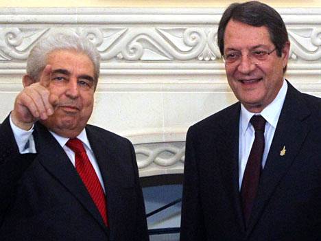 Kypros katsoo tulevaisuuteen. Entinen presidentti Demetris Christofias ja uusi presidentti Nikos Anastasiades tapasivat helmikuun lopussa.