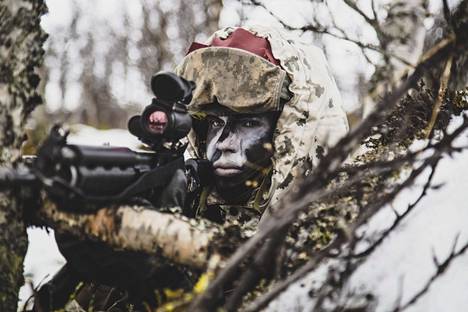 Suomalainen jalkaväkisotilas Norjassa. Porin prikaatin osasto oli mukana Naton Trident Juncture -harjoituksessa helmikuussa 2018. Ensi maalis-huhtikuussa Suomi lähettää noin 550 sotilasta Cold Response 2022 -harjoitukseen Norjaan.