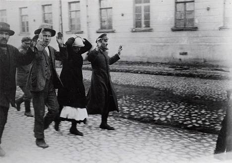 Vangittuja punaisia taistelijoita Helsingissä huhtikuussa 1918.