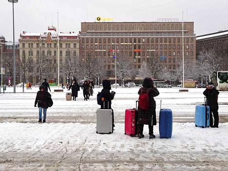 Matkalaiset saivat astua junasta lumiseen Helsinkiin lauantaina aamulla.