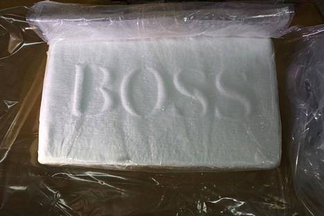 Kokaiini pakattiin Etelä-Amerikassa valmistusprosessin jälkeen kilon harkkoihin. Kuvan harkon kokaiinin pitoisuus oli 85 prosenttia.