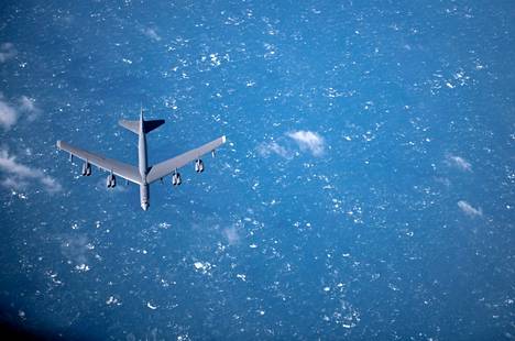 Yhdysvaltain ilmavoimien B-52-pommikone kuvattuna sen yläpuolella lentävästä tankkauskoneesta Britannian rannikon edustalla maaliskuussa 2019.