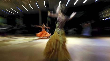 Tanssin taikaa. Seuratanssijat kilpailevat New Yorkissa. Tanssijoita jopa 200 maasta osallistuu tapahtumaan, joka juhlistaa Arthur Murray -seuratanssistudioiden satavuotispäivää.