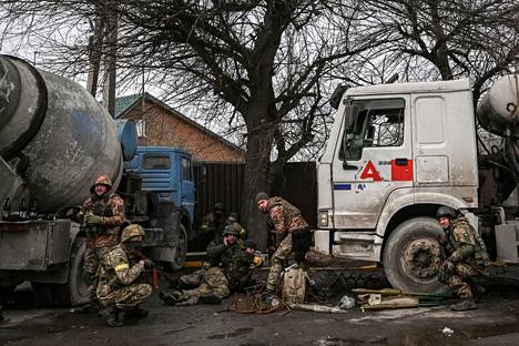 Ukrainalaisia taistelijoita kuvattuna Butshassa hakemassa suojaa.