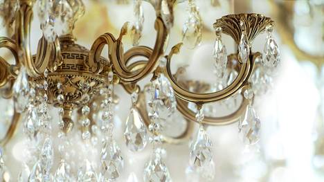 Kristallikruunu on ylellinen sisustuselementti. Ensimmäiset kristallikruunut valmistettiin Ranskassa 1500-luvulla.