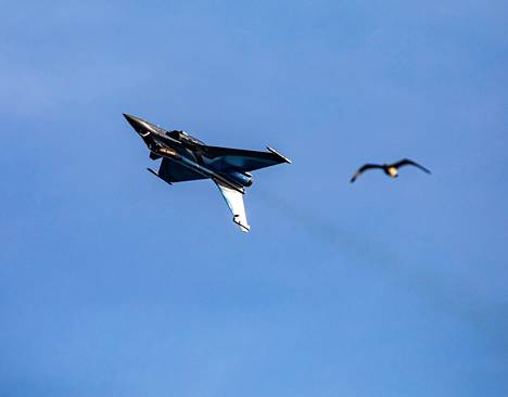 Dassault Rafale esitteli liikehtimiskykyjään Kaivopuiston lentonäytöksessä.