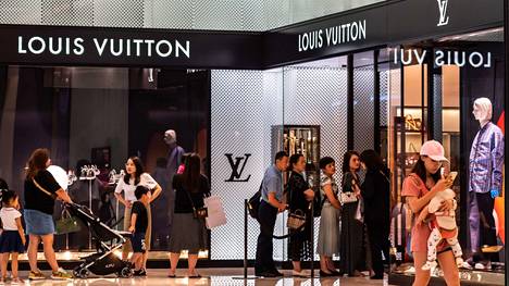 LVMH:n Bernard Arnault uskoo, että kiinalaiset ostajat palaavat luksusostoksille.