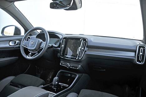 Volvo osaa suunnitella ja tehdä laadullisesti näyttävän näköisiä sisustoja. Ergonomia on onnistunut ja vakiovarustelu varsin kattava.