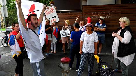 Novak Djokovicia tukevat mielenosoittajat pitivät ääntä Park-hotellin ulkopuolella.