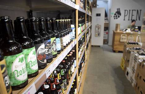 Pien -niminen olutkauppa Helsingin keskustassa myy valikoimissaan lähes kaikkia suomalaisia pienpanimotuotteita.