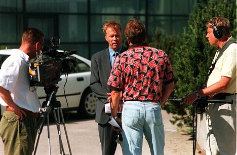 Superpesiksen toiminnanjohtaja Kimmo Tolonen selvitti järjestön ratkaisuja pesäpallon sopupelijupakassa kesällä 1999.