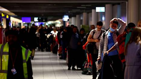 Lukuisat matkustajat ovat jumissa Frankfurtin lentokentällä.