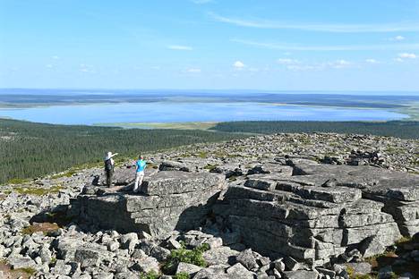 Pyhä-Nattanen on muinainen saamelaisten pyhä paikka. Tunturin huipulla on tooreiksi kutsuttuja rapautumisjäännöksiä.