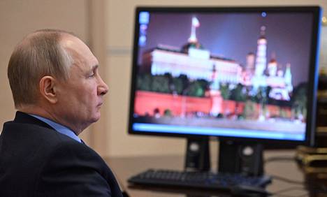 Venäjän presidentti Vladimir Putin on kehunut EpiVakKoronaa julkisuudessa muun muassa siksi, että se ei ole aiheuttanut minkäänlaisia sivuoireita rokotteen ottamisen jälkeen.