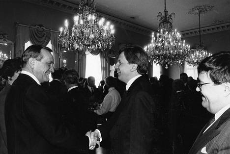 Väistyvä ja virkaan astuva pääministeri YYA-sopimuksen juhlissa. Vasemmalla Harri Holkeri, oikealla Esko Aho.
