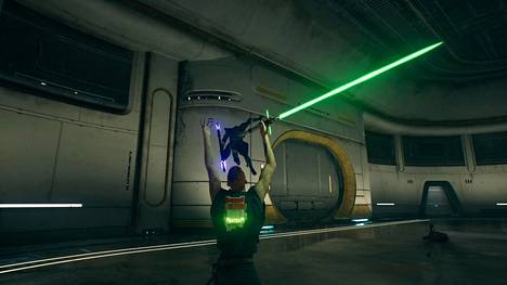 Jedi: Survivorissa voi muun muassa heilutella samantyylistä valosapelia kuin Kylo Ren.