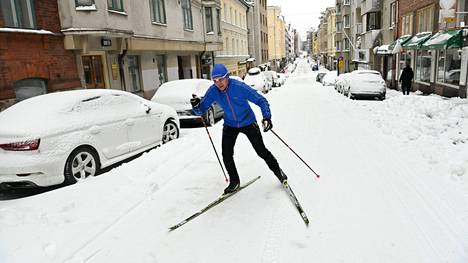 Jyrki Arjanne hiihti Helsingin keskustassa pitkin Annankatua Valtteri-myrskyn jälkeen tammikuun lopussa.
