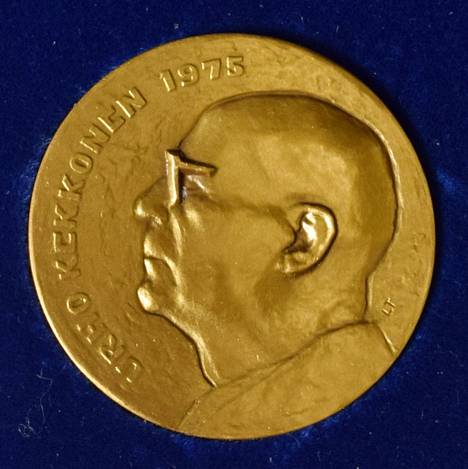 Presidentti Urho Kekkonen päätyi kokokultaiseen mitaliin vuonna 1975.
