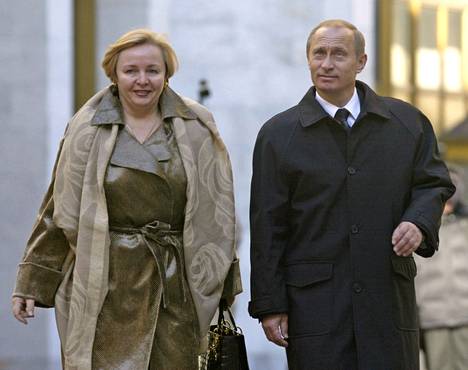 Putin ja Šrekbneva avioituivat vuonna 1983, mutta liitto päättyi eroon. Kuva vuodelta 2004.