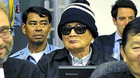 Yksi syytetyistä on punakhmerien entinen kakkosjohtaja Nuon Chea (keskellä).