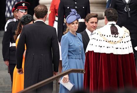 Yorkin prinsessa Beatrice pukeutui siniseen vyölliseen pukuun.