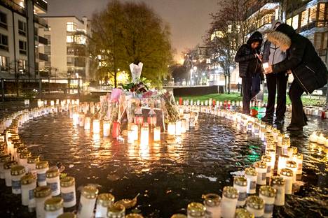 IS vieraili viime viikolla Hammarbyn kaupunginosassa, jonne ihmiset olivat tuoneet kynttiköitä ja kukkia Einárin muistoksi.