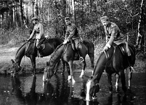 Käthy, Marsalkka Mannerheim ja muu seurue nauttimassa vettä.