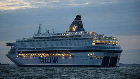 Tallinnaan Viroon matkaava Tallink Siljan alus Silja Europa Helsingin Länsisatamassa 15. maaliskuuta 2020.