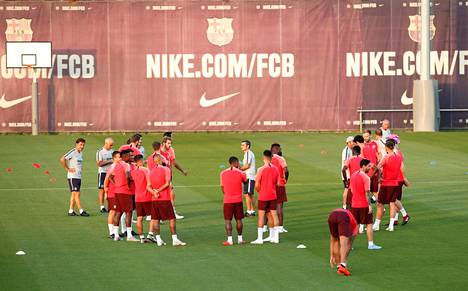FC Barcelonan päävalmentajalla Ernesto Valverdellä on käytössään 15 ihmisen lääkintäosasto.