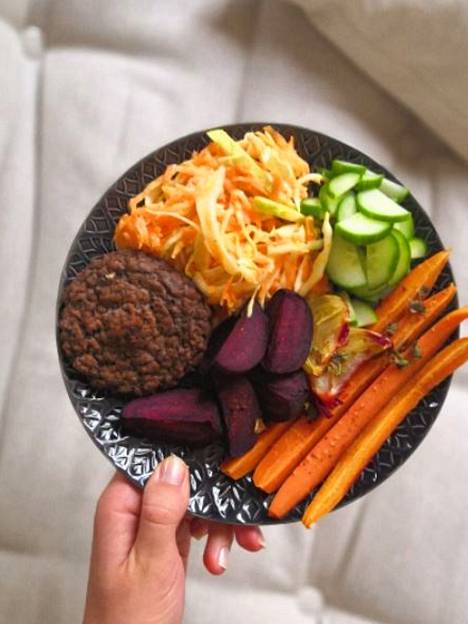 Tässä Raakelin lautaselta löytyy itse tehtyä coleslawta, uunissa paahdettuja porkkanoita, keräkaalia, kevytmajoneesia ja mustapapupihvejä. Kuva Vegeraksun Instagramista. 