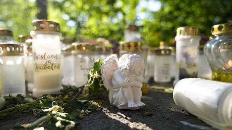 Nuoren tytön löytäpaikan lähelle on tuotu paljon kynttilöitä ja muistoesineitä. Kuva muistopaikalta 28. toukookuta.