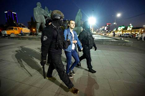 Novosibirskin kaupungissa osoitettiin jo mieltä liikekannallepanoa vastaan. Poliisi otti kiinni mielenosoittajia.