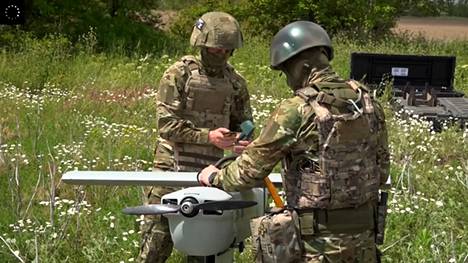 Elektroninen sodankäynti on osittain lennokkien sotaa. Venäläiset sotilaat laittavat Orlan-lennokkia lentokuntoon. Venäjän puolustusministeriön kuva.