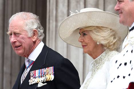 Walesin prinssi Charles kuvattuna puolisonsa herttuatar Camillan kanssa.