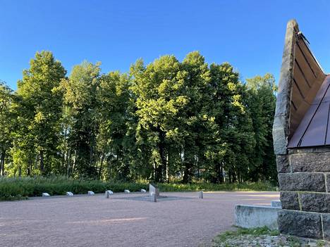 Мемориал финским героям  находится перед церковью Койвисто, ныне Приморск. Мемориал имел один большой главный памятник и шесть малых плит с именными табличками в арке. На них были написаны имена 102 финских воинов, благословленных и похороненных здесь.