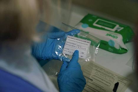 Terveydenhoitaja valmistautui rokotuksen antamiseen Newcastlessa, Britanniassa tiistaina.