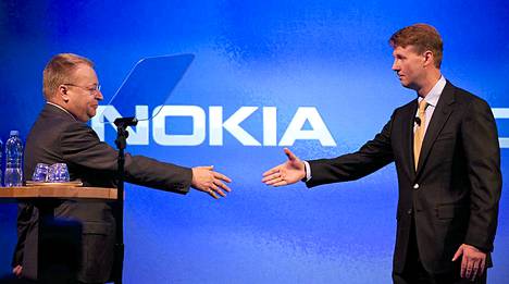 Stephen Elop kättelee Risto Siilasmaata, Nokian väliaikaista talousjohtajaa, tiistaisessa tiedotustilaisuudessa.