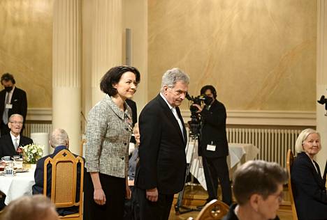 Tasavallan presidentti Sauli Niinistö ja rouva Jenni Haukio isännöivät veteraanien ja lottien itsenäisyyspäivän juhlatilaisuutta Presidentinlinnassa torstaina.