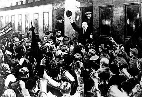 Lenin neuvostomaalauksessa saapumassa Pietariin Suomen asemalle huhtikuussa 1917. Stalin on maalattu mukaan, vaikkei hän ollut paikalla.