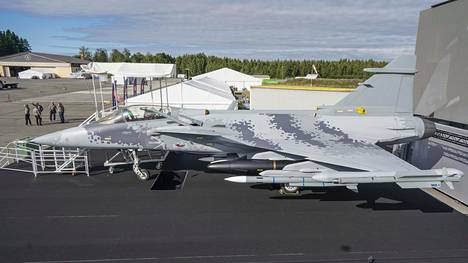 Ruotsi tarjoaa Suomelle uusia Saab Gripen E/F -monitoimihävittäjiä korvaamaan vuodesta 2025 alkaen käytöstä poistuvat Hornetit. Kuvassa Gripen E:n mallikappale Kauhavan lentonäytöksessä elokuun lopussa.