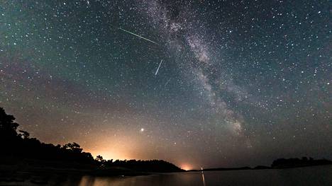 Perseidien tähdenlento (kuvassa vihreänsävyinen tähdenlento) 13. elokuuta 2021 aamuyöllä Porkkalanniemessä Kirkkonummella.