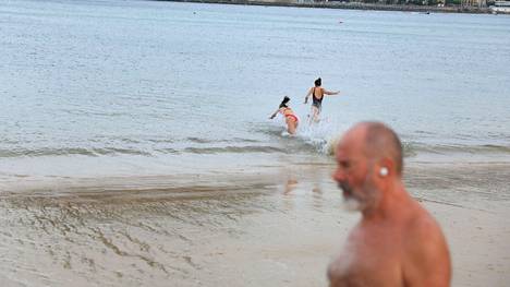 Ihmisiä uimassa San Sebastianin kaupungissa Espanjassa torstaina. 