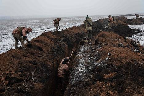 Ukrainan armeijan sotilaat kaivamassa juoksuhautaa Bahmutin kaupungin lähellä 1. helmikuuta 2023.