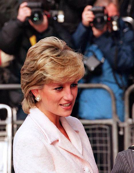 Prinsessa Dianan kuvaillaan olleen ahdistunut paparazzeista. Kuvaajat seurasivat herkeämättä prinsessaa ja tämän romanssia Dodi Al-Fayedin kanssa.