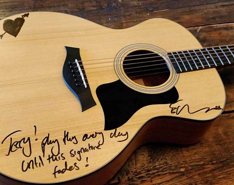 Ed Sheeran allekirjoitti Jerry Toivosen rakkaimman soittimen lounaan päätteeksi.